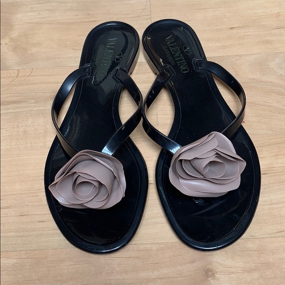 valentino flip flops black